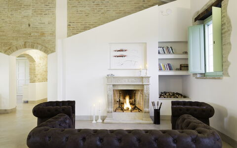 Villa Papiano: Eigentum, Couch, Interior Design, Die Architektur, Holz, Feuerstelle, Flooring, Wohnzimmer, Fussboden, Wand