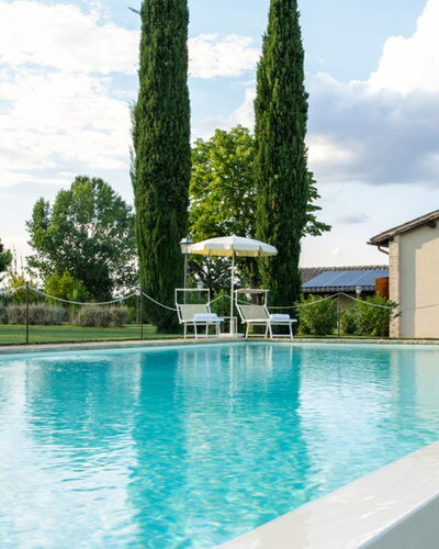 Villa Papiano: Wasser, Wolke, Himmel, Pflanze, Schwimmbad, Baum, Gebäude, Freizeit, Gras, Grundeigentum