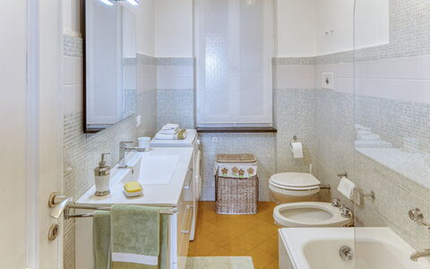 Marlà - Levanto: Zapfhahn, Spiegel, Armatur, Sinken, Bad Sink, Eigentum, Gebäude, Badezimmer, Interior Design, Die Architektur