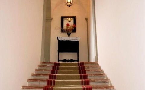 Residenza D'epoca: Treppe, Interior Design, Gebäude, Zimmerpflanze, Pflanze, Holz, Flooring, Tür, Decke