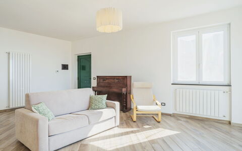 Sorvegallo: Möbel, Couch, Gebäude, Holz, Interior Design, Schatten, Rechteck, Wohnzimmer, Flooring