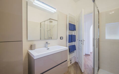 Sorvegallo: Zapfhahn, Spiegel, Armatur, Sinken, Gebäude, Eigentum, Bad Sink, Badezimmerschrank, Badezimmer, Haus