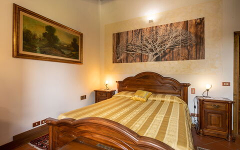 Valdambra Villa: Bett, Möbel, Schlafzimmer, Interior Design, Wand, Bettdecke, Holz, Bedding, Flooring, Decke