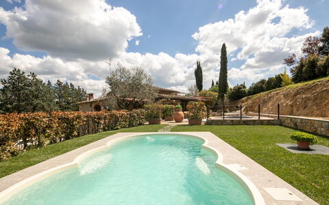 Valdambra Villa: Schwimmbad, Garten, Estate, Landscaping, Hazienda, Resort, Hinterhof, Eco Hotel, Bauernhaus, Garten