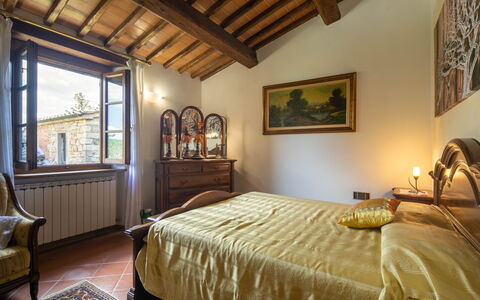 Valdambra Villa: Wand, Möbel, Zuhause, Schlafzimmer, Haus, Bett, Bettrahmen, Zimmer, Schublade, Lampe