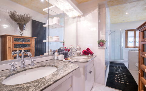 Valdambra Villa: Armatur, Interior Design, Sinken, Countertop, Flooring, Badezimmerschrank, Badezimmer, Zapfhahn, Cabinetry, Fussboden