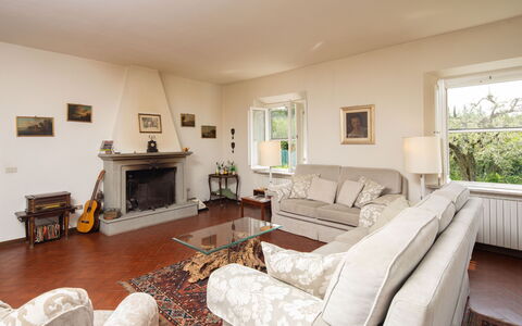 Villa Lastra: Couch, Möbel, Bilderrahmen, Pflanze, Fenster, Tabelle, Wohnzimmer, Zimmerpflanze, Interior Design, Fussboden