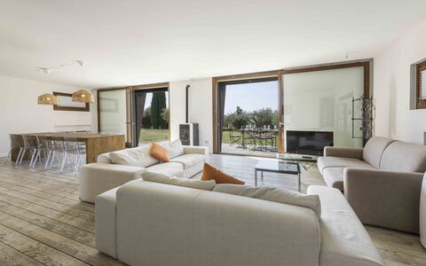 Casina Dell'acquaborra: Flooring, Holz, Möbel, Fussboden, Interior Design, Couch, Decke, Holzboden, Wohnzimmer, Tabelle