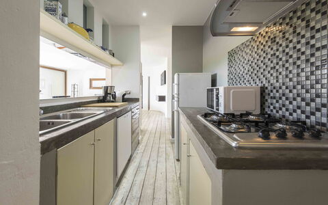 Casina Dell'acquaborra: Küche, Countertop, Küchengerät, Interior Design, Wand, Herd, Major Appliance, Flooring, Decke, Holz