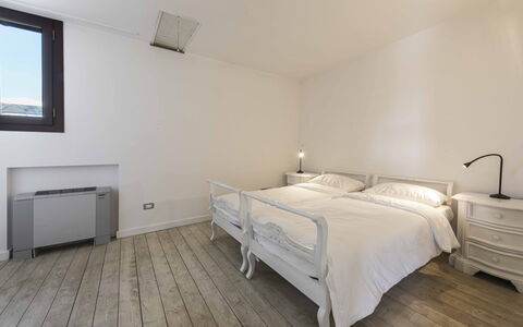 Casina Dell'acquaborra: Bett, Möbel, Interior Design, Fussboden, Flooring, Schlafzimmer, Wand, Decke, Holz, Bettdecke