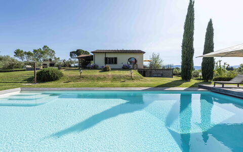 Casina Dell'acquaborra: Blau, Schwimmbad, Resort, Verbundwerkstoff, Eco Hotel, Schatten, Freizeit, Estate, Villa, Gartenmöbel