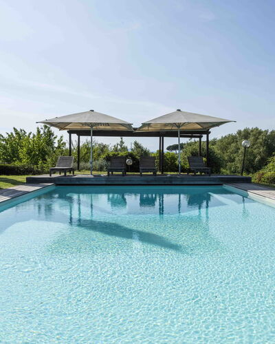 Casina Dell'acquaborra: Blau, Wasser, Schwimmbad, Schatten, Resort, Gartenmöbel, Eco Hotel, Landscaping, Water Feature, Sonnenliege
