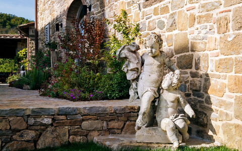Villa Castiglioni: Pflanze, Gebäude, Blatt, Natur, Vegetation, Gras, Skulptur, Wand, Baum, Backstein