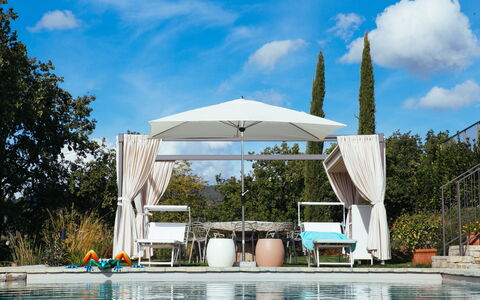 Villa Castiglioni: Wasser, Wolke, Himmel, Pflanze, Gebäude, Regenschirm, Schatten, Baum, Gartenmöbel, Schwimmbad