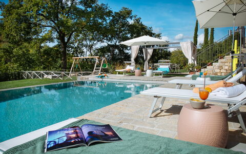 Villa Castiglioni: Wasser, Eigentum, Himmel, Pflanze, Schwimmbad, Azurblau, Gartenmöbel, Sonnenliege, Baum, Schatten