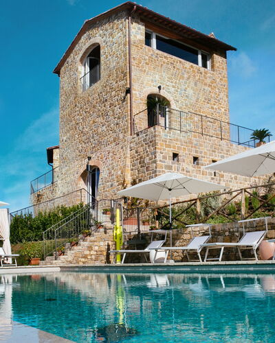 Villa Castiglioni: Wasser, Himmel, Wolke, Pflanze, Gebäude, Blau, Schwimmbad, Azurblau, Arecales, Haus