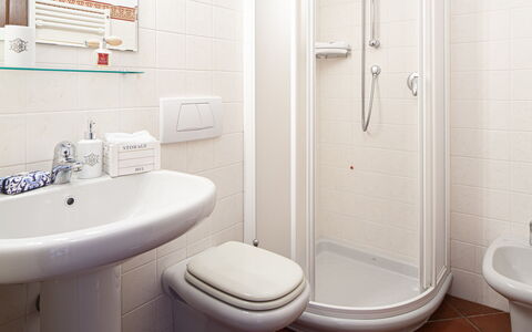 Villa Dell'erta - Levanto, Montale: Armatur, Eigentum, Sinken, Weiss, Zapfhahn, Toilette, Produkt, Lila, Toilleten Sitz, Badezimmer