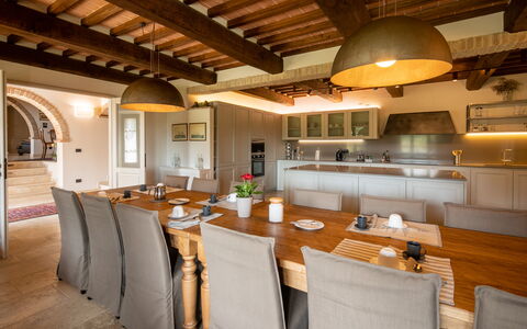 Fonte Della Chiana: Eigentum, Möbel, Tabelle, Gebäude, Holz, Countertop, Interior Design, Küche, Fussboden, Stuhl