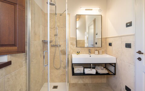 Fonte Della Chiana: Braun, Zapfhahn, Spiegel, Armatur, Sinken, Bad Sink, Gebäude, Pflanze, Badezimmer