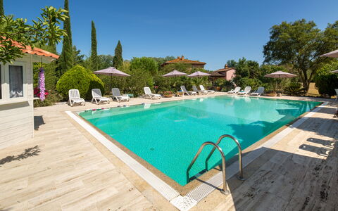 Villa Lorenzana: Wasser, Himmel, Eigentum, Pflanze, Gebäude, Schwimmbad, Azurblau, Baum, Gartenmöbel, Schatten