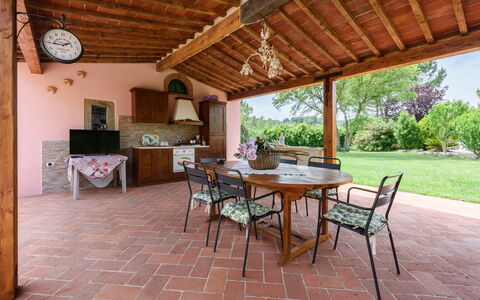 Villa Lorenzana: Tabelle, Möbel, Eigentum, Pflanze, Holz, Interior Design, Baum, Uhr, Stuhl, Gebäude