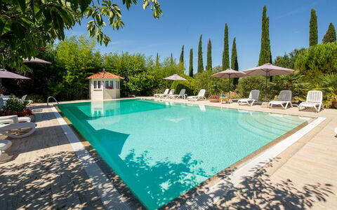 Villa Lorenzana: Wasser, Pflanze, Himmel, Eigentum, Schwimmbad, Azurblau, Baum, Gebäude, Gewässer, Schatten