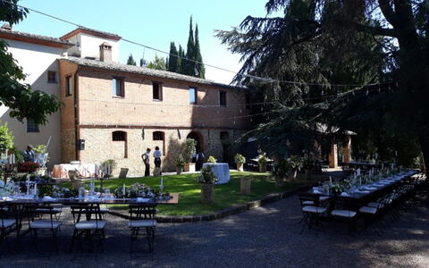 Castelletto Weddings And Events: Pflanze, Möbel, Himmel, Fenster, Baum, Gebäude, Außenbank, Schatten, Gartenmöbel, Strassenbelag