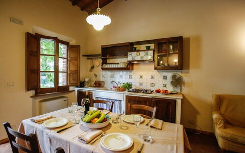 Castelletto Weddings And Events: Tabelle, Möbel, Geschirr, Essen, Beleuchtung, Stuhl, Dishware, Fenster, Holz, Interior Design