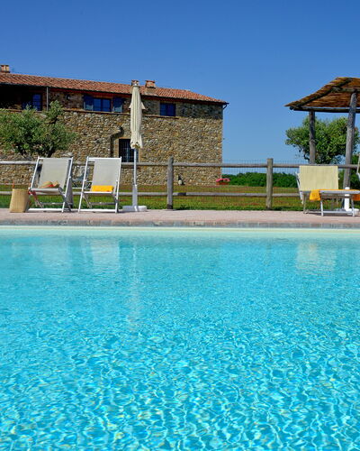 Villa Guardistallo: Wasser, Himmel, Pflanze, Azurblau, Schwimmbad, Baum, Gebäude, Freizeit, Aqua, Grundeigentum