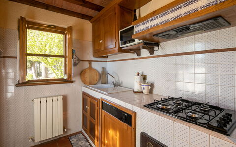 Casa Del Colle: Countertop, Cabinetry, Eigentum, Fenster, Küchengerät, Gasherd, Herd, Küche, Holz, Gebäude
