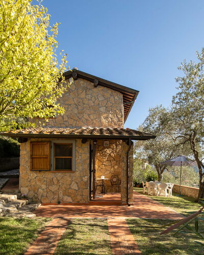 Casa Del Colle: Pflanze, Himmel, Pflanzengemeinschaft, Gebäude, Fenster, Natürliche Landschaft, Holz, Baum, Grundstueck, Gras