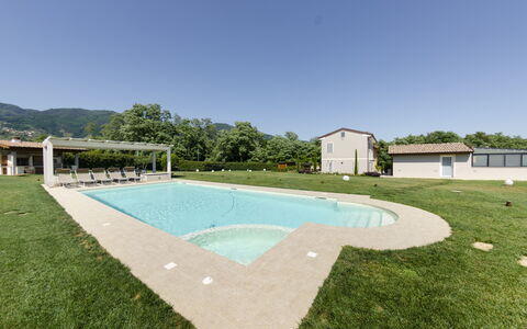 Tenuta Il Giardino Proprietà: Himmel, Wasser, Schwimmbad, Gebäude, Pflanze, Schatten, Grundstueck, Flooring, Fussboden, Baum