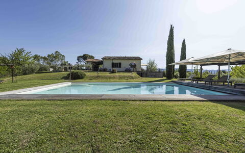 Villa Dell'acquaborra: Schwimmbad, Estate, Schatten, Garten, Landscaping, Gartenmöbel, Rasen, Resort, Hazienda, Bauernhaus