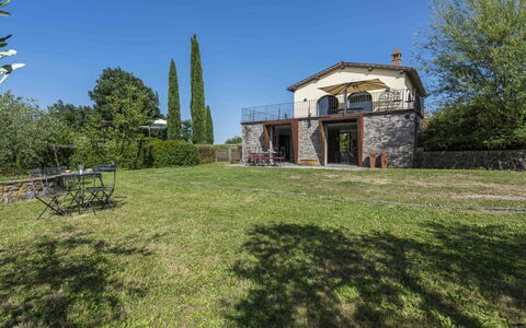 Villa Dell'acquaborra: Zuhause, Estate, Hütte, Bauernhaus, Garten, Rasen, Zaun, Landscaping, Garten, Villa