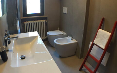 La Terrazza Di Todi: Spiegel, Sinken, Eigentum, Bad Sink, Zapfhahn, Armatur, Badezimmer, Interior Design, Fussboden, Flooring