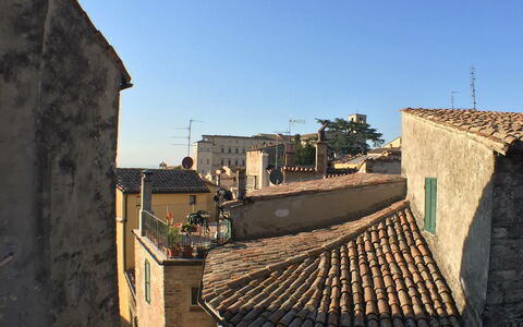 La Terrazza Di Todi: Himmel, Gebäude, Fenster, Haus, Dach, Landschaft, Fassade, Stadt, Tönungen Und Schatten, Mittelalterliche Architektur