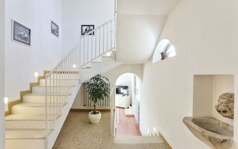 Villa Maona: Gebäude, Pflanze, Holz, Fussboden, Flooring, Treppe, Zimmerpflanze, Halle, Hartholz