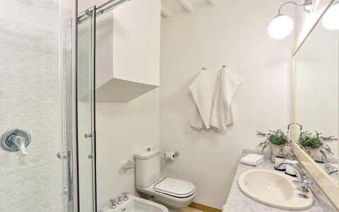 Villa Maona: Zapfhahn, Armatur, Sinken, Spiegel, Bad Sink, Gebäude, Badezimmer, Pflanze, Tür, Interior Design