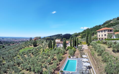 Villa Maona: Himmel, Pflanze, Gebäude, Wasser, Wolke, Azurblau, Baum, Vegetation, Urban Design, Wohngebiet