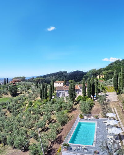 Villa Maona: Himmel, Pflanze, Gebäude, Wasser, Wolke, Azurblau, Baum, Vegetation, Urban Design, Wohngebiet