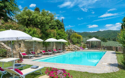 Villa Taragnano: Wasser, Pflanze, Wolke, Himmel, Eigentum, Schwimmbad, Blau, Natur, Baum, Regenschirm