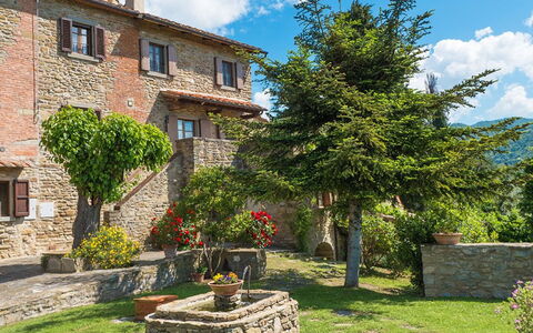 Villa Taragnano: Pflanze, Wolke, Himmel, Fenster, Gebäude, Blume, Vegetation, Grundstueck, Gras, Baum