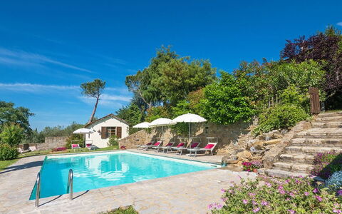Villa Taragnano: Wasser, Pflanze, Himmel, Gebäude, Blau, Schwimmbad, Baum, Stuhl, Gartenmöbel, Wolke