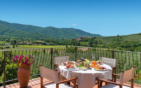 Villa Taragnano: Himmel, Tabelle, Pflanze, Möbel, Eigentum, Berg, Geschirr, Blume, Stuhl, Natur