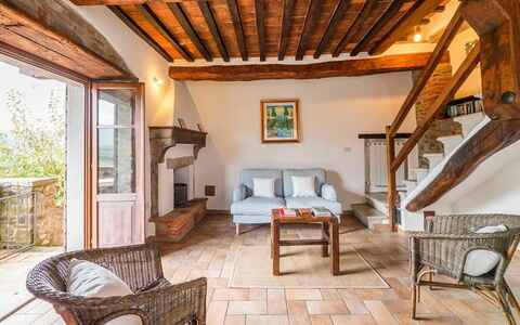 Villa Taragnano: Gebäude, Möbel, Fenster, Stuhl, Holz, Wohnzimmer, Couch, Interior Design, Flooring, Tabelle