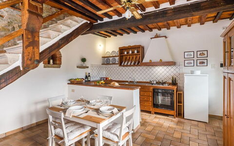 Villa Taragnano: Eigentum, Möbel, Cabinetry, Tabelle, Countertop, Holz, Interior Design, Küche, Küchengerät, Gebäude