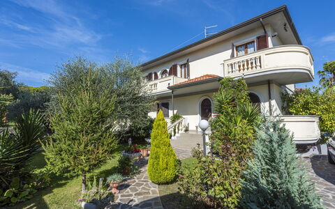 Residenza Garosi: Himmel, Pflanze, Gebäude, Wolke, Eigentum, Fenster, Baum, Haus, Freizeit, Fassade