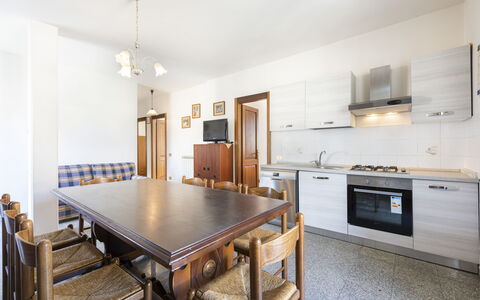Residenza Garosi: Cabinetry, Möbel, Eigentum, Tabelle, Countertop, Schublade, Holz, Herd, Beleuchtung, Gebäude