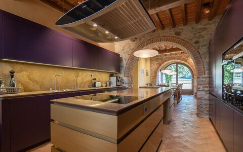 Villa Dorothea: Cabinetry, Countertop, Eigentum, Gebäude, Holz, Haus, Beleuchtung, Interior Design, Küche, Holzbeize
