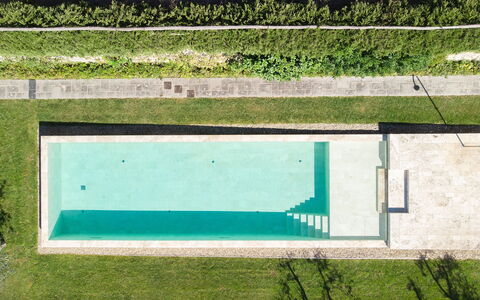 Villa Dorothea: Pflanze, Gebäude, Grün, Fenster, Wasser, Rechteck, Natur, Gewässer, Grundstueck, Schatten